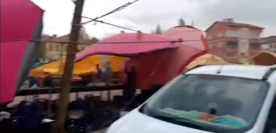 Yozgat’ta fırtına pazar yerini uçurdu