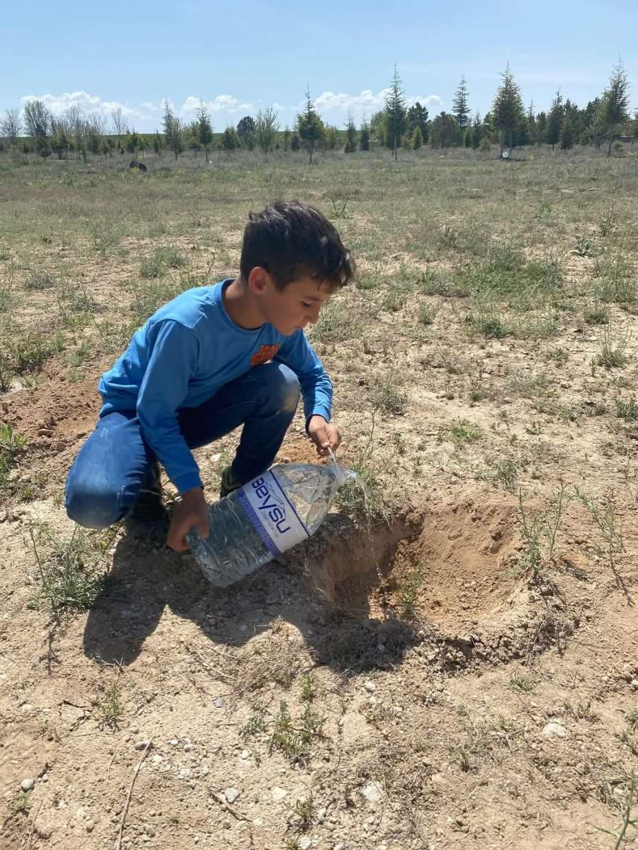 Karapınar’da öğrenciler 110 fidanı toprakla buluşturdu