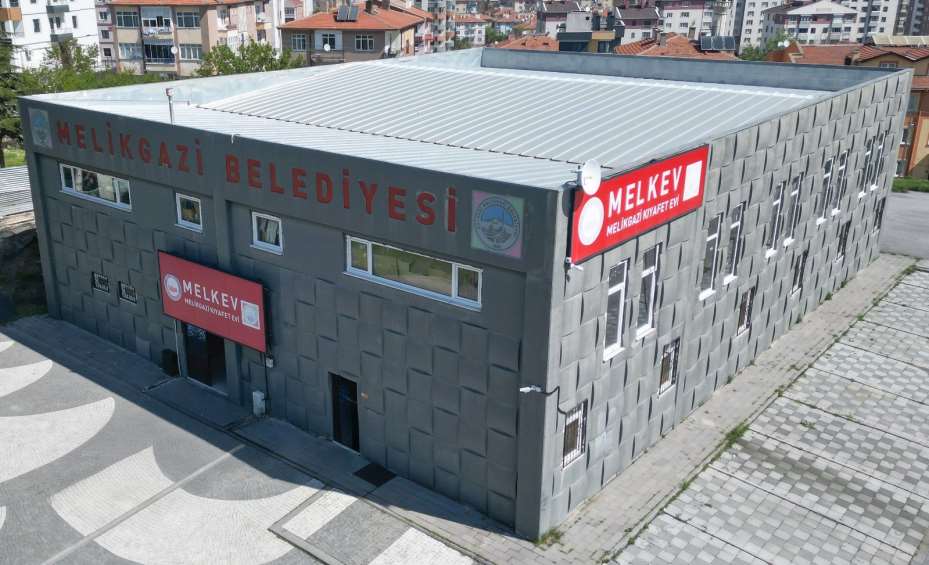 Melikgazi Kıyafet Evi yüzleri güldürüyor