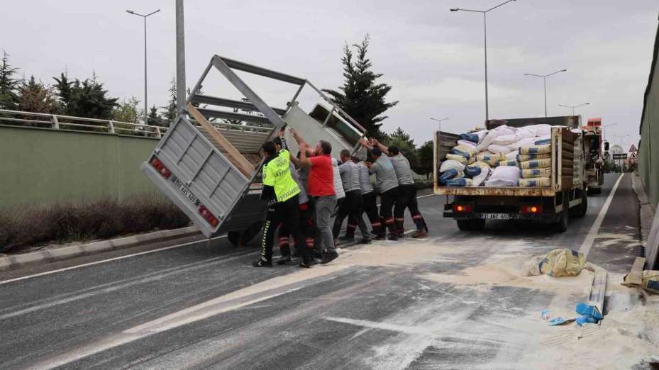 Nevşehir’de un yüklü kamyonet devrildi: 2 yaralı