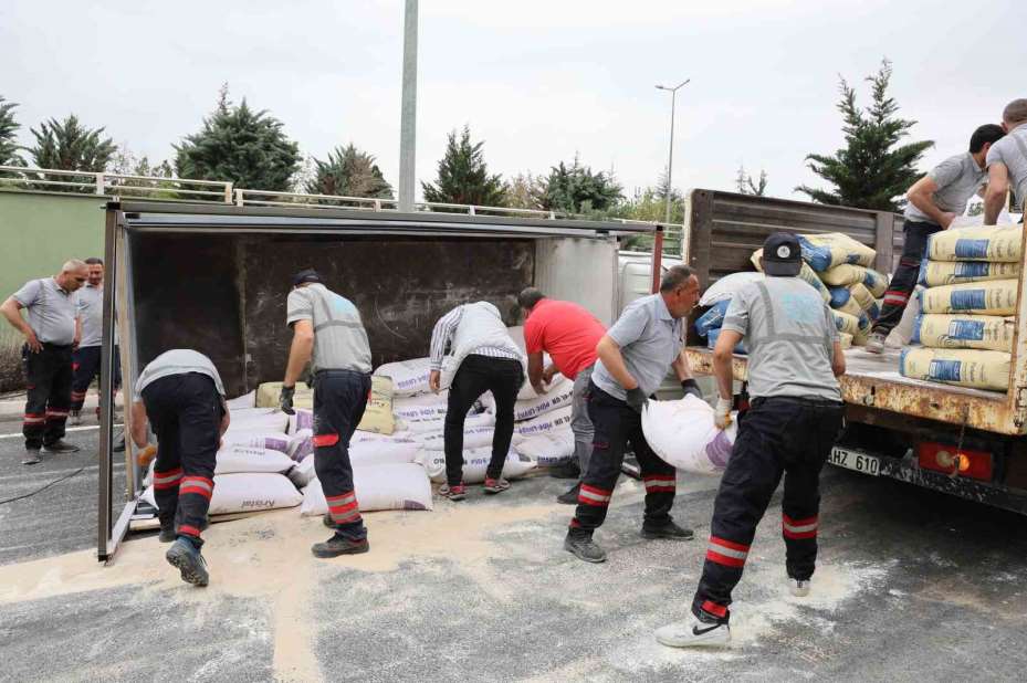 Nevşehir’de un yüklü kamyonet devrildi: 2 yaralı
