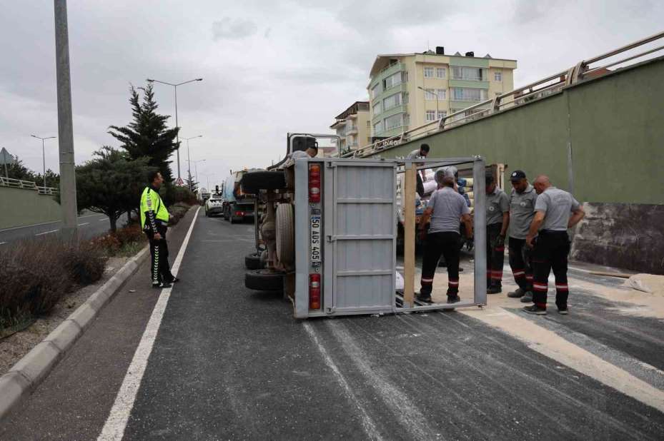 Nevşehir’de un yüklü kamyonet devrildi: 2 yaralı