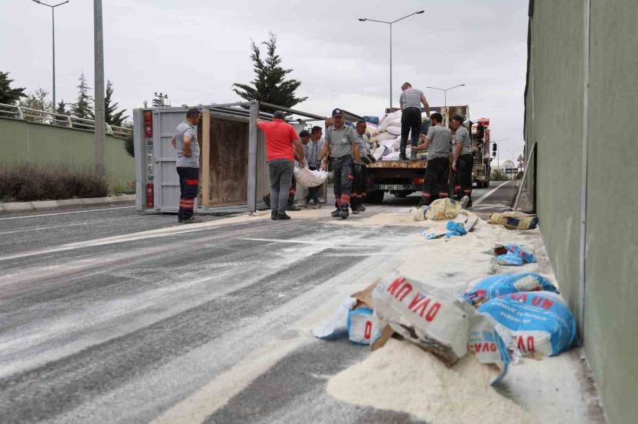 Nevşehir’de un yüklü kamyonet devrildi: 2 yaralı