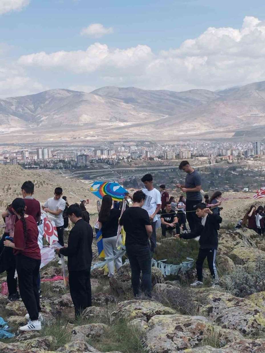 Niğde’de öğrenciler gençlik yürüyüşü yaptı