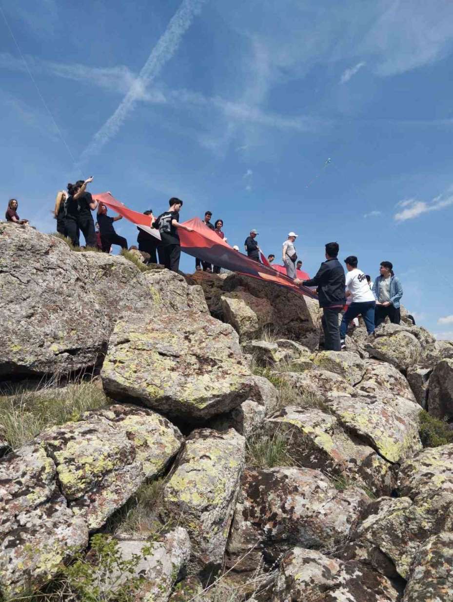 Niğde’de öğrenciler gençlik yürüyüşü yaptı