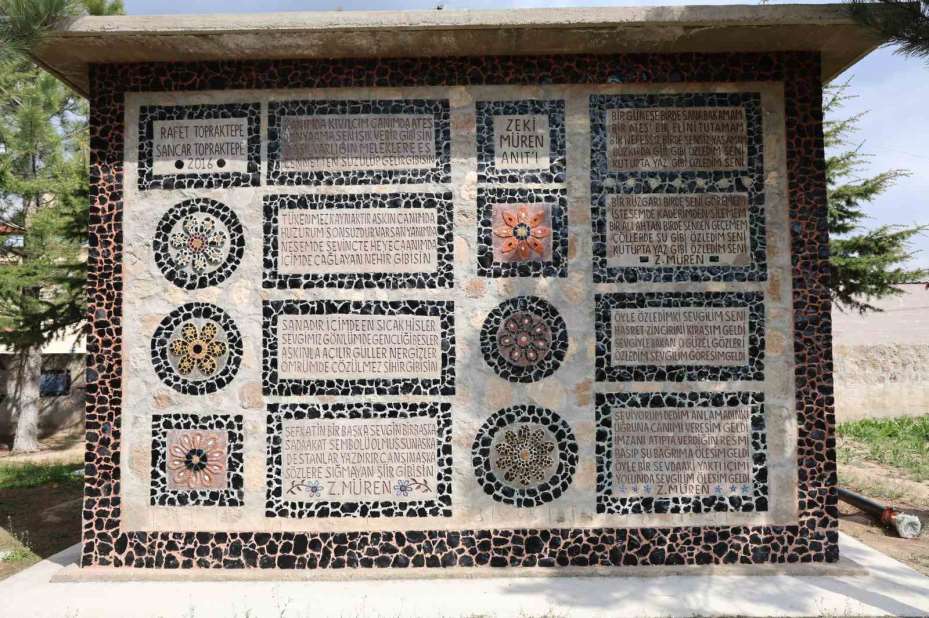 Aşkını taşlara kazıdı
