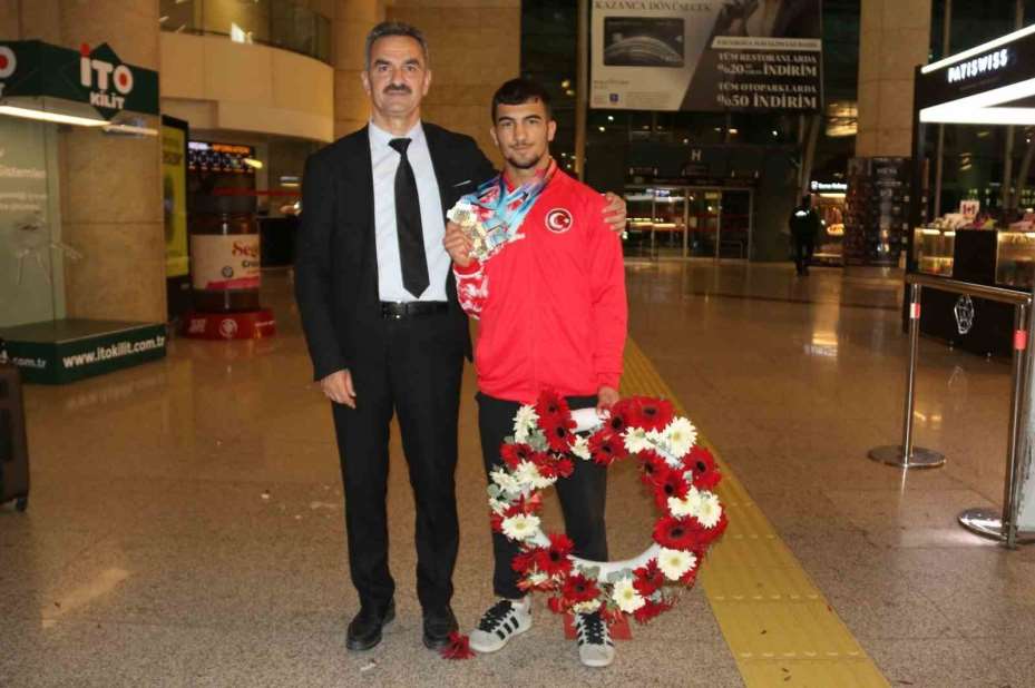 Peru’da altın madalya kazanan genç halterci Ramazan Efe Yılmaz, çiçeklerle karşılandı