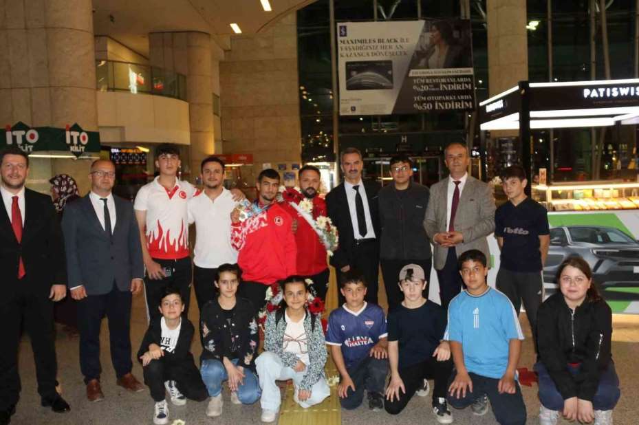 Peru’da altın madalya kazanan genç halterci Ramazan Efe Yılmaz, çiçeklerle karşılandı