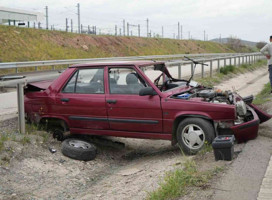 Kırıkkale’de bariyerlere çarpan otomobil hurdaya döndü: Karı-koca yaralandı