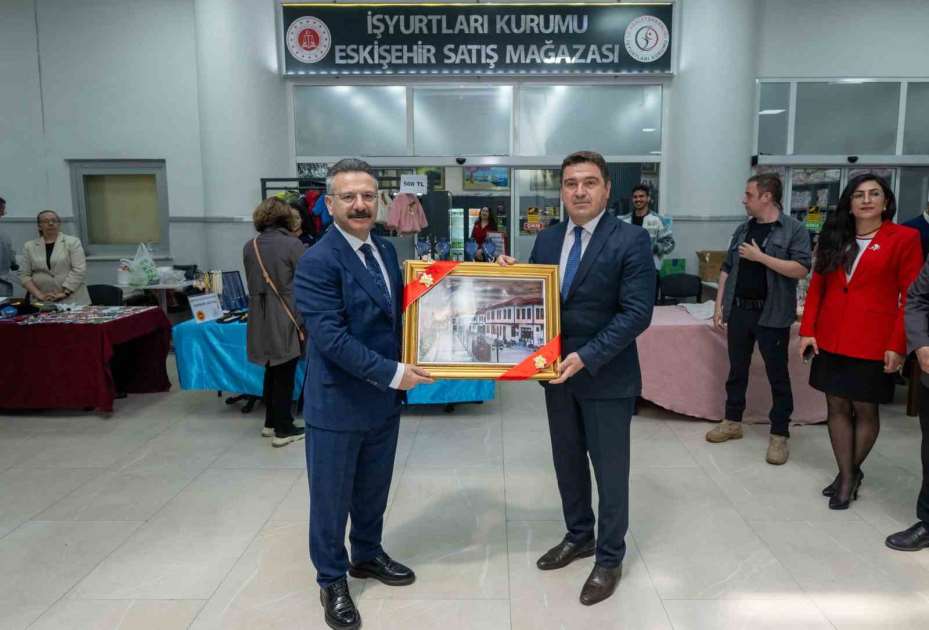 Vali Aksoy, kas hastası çocuk için düzenlenen panayıra katıldı