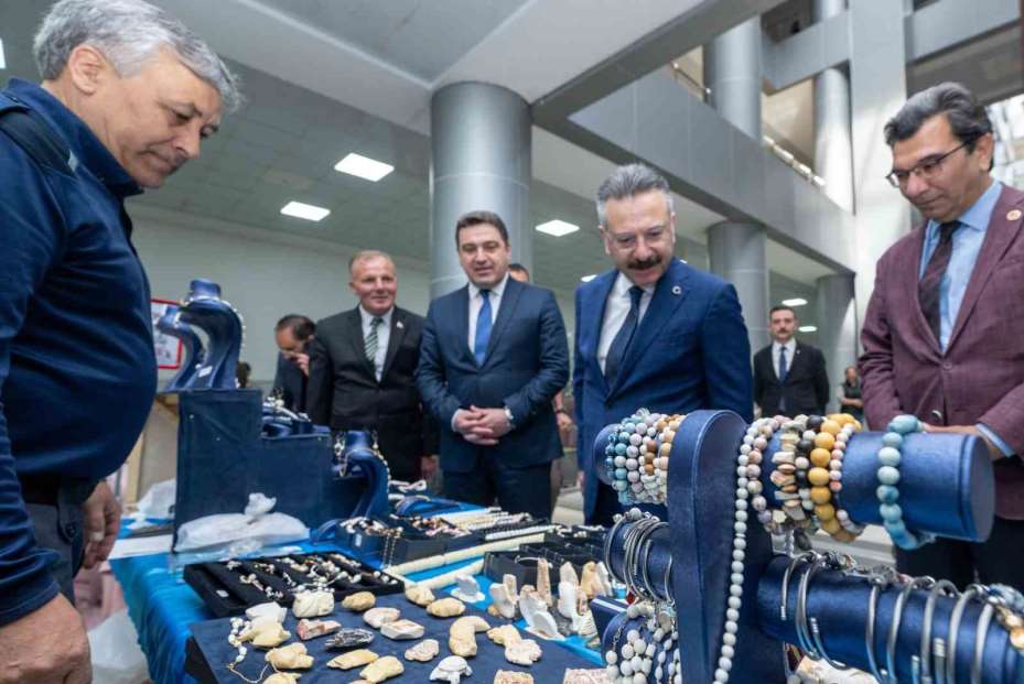 Vali Aksoy, kas hastası çocuk için düzenlenen panayıra katıldı
