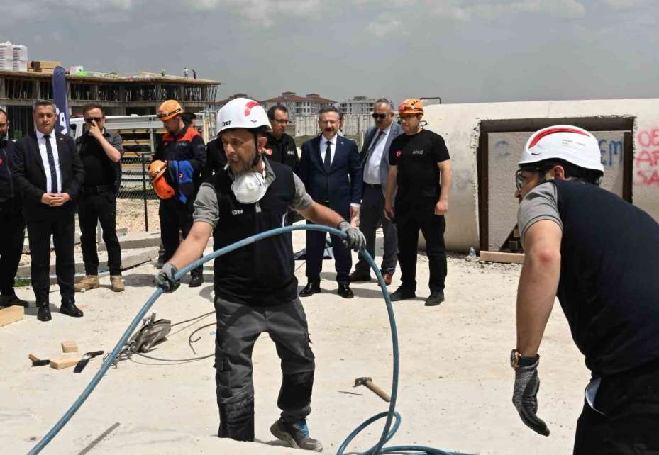 Eskişehir’de öğretmenlere depremde arama kurtarma eğitimi verildi