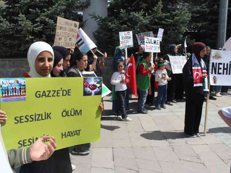 Akdağmadeni’nde Filistin’e destek yürüyüşü düzenlendi