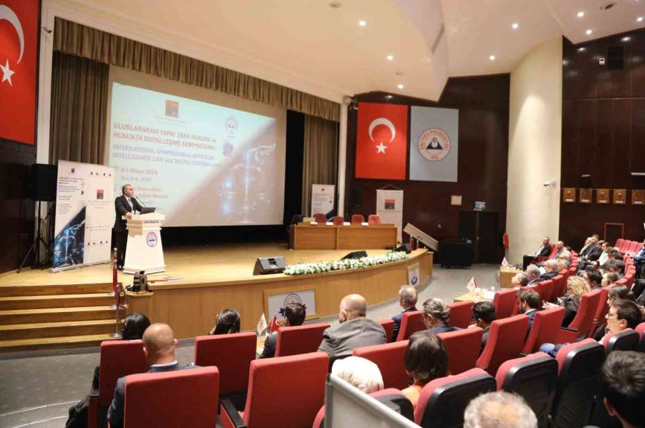 Erciyes Üniversitesi’nde ’Uluslararası Yapay Zeka Hukuku ve Hukukta Dijitalleşme Sempozyumu’ düzenlendi