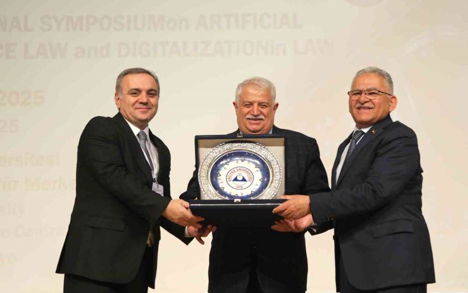 Erciyes Üniversitesi’nde ’Uluslararası Yapay Zeka Hukuku ve Hukukta Dijitalleşme Sempozyumu’ düzenlendi