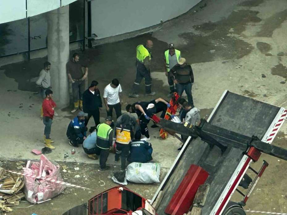 Ankara’da kule vinç devrildi: 3 yaralı