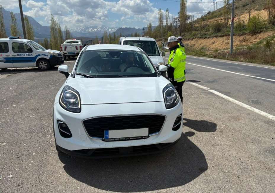 Niğde’de öğrenciler ve sürücülere trafik eğitimi verildi