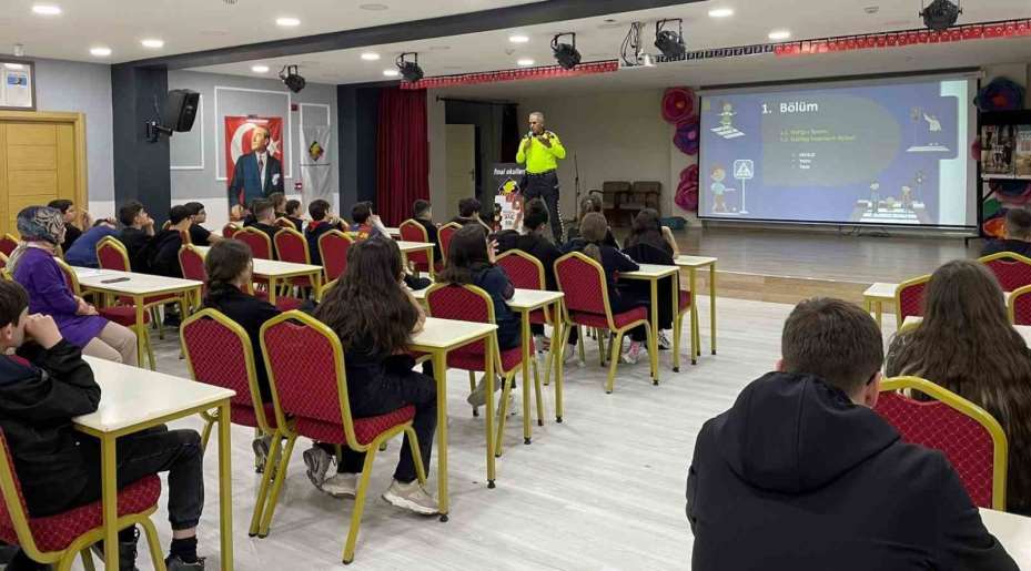 Niğde’de öğrenciler ve sürücülere trafik eğitimi verildi