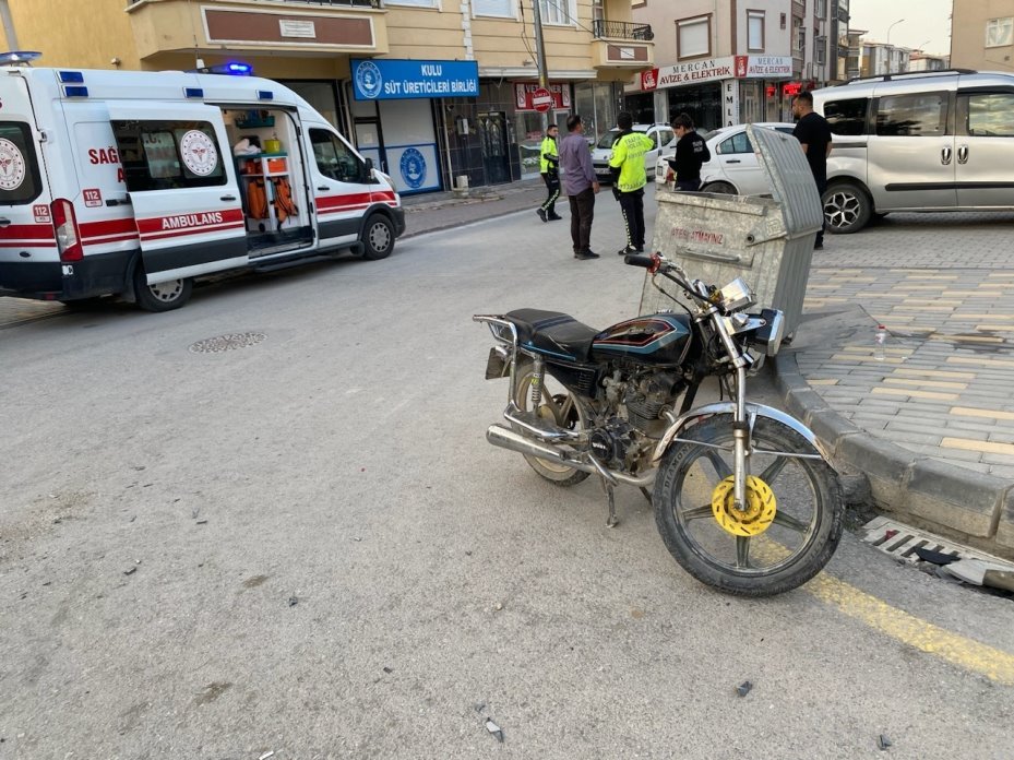 Kulu’da otomobille çarpışan motosikletli yaralandı