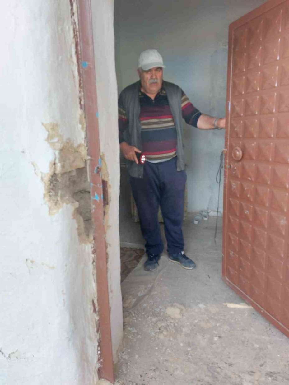 Demir kapıyı açamayınca duvarı deldiler, 500 bin TL değerinde halıyı çaldılar