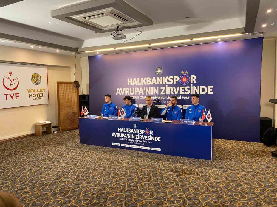 Halkbank Ankara Başantrenörü Stoytchev: "Dörtlü finale savaşmaya hazır gidiyoruz, hiçbir takımdan korkmayacağız"