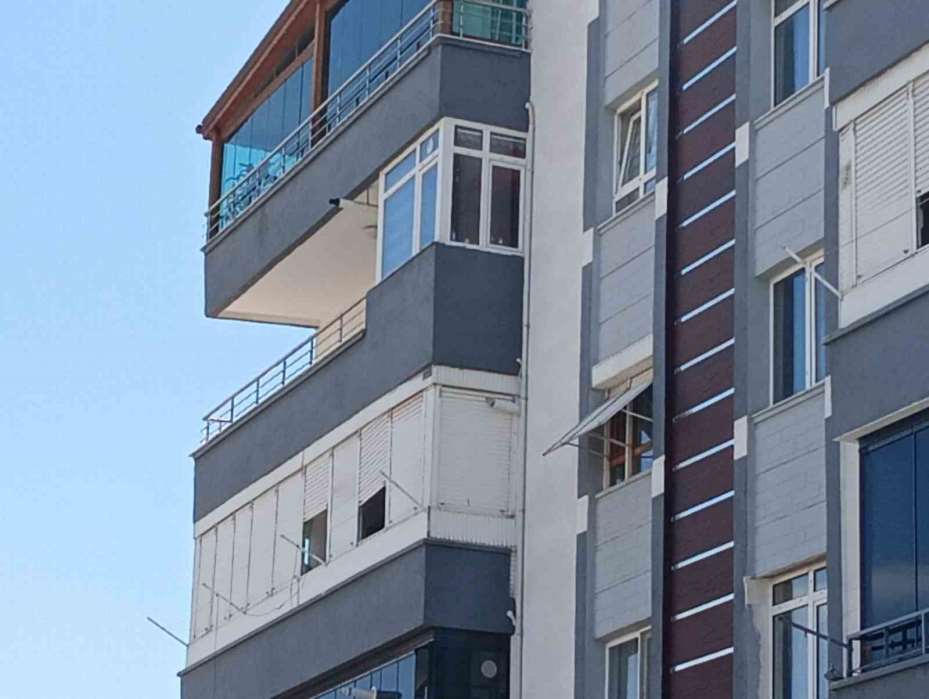 Ailesinin eski kocasıyla barışma ısrarlarına öfkelenen genç kadın 4. kattan atladı