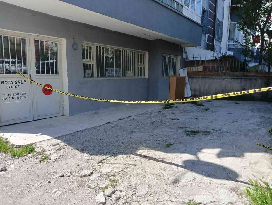 Ailesinin eski kocasıyla barışma ısrarlarına öfkelenen genç kadın 4. kattan atladı
