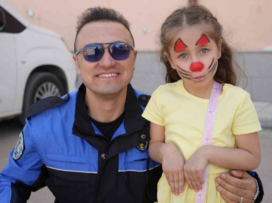 Renkli yüzler, mutlu çocuklar: Trafik bilinci eğlenceyle aşılandı