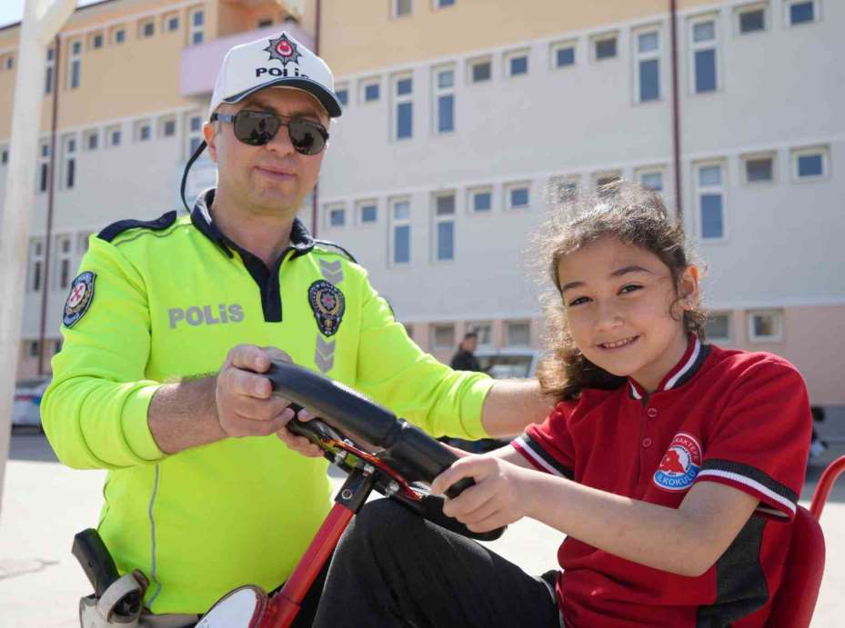 Renkli yüzler, mutlu çocuklar: Trafik bilinci eğlenceyle aşılandı