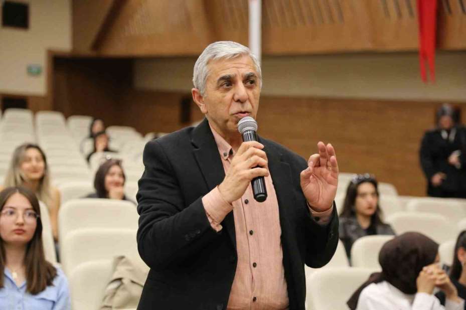 Sivas’ta bağımlılık türleri uzmanları tarafından ele alındı
