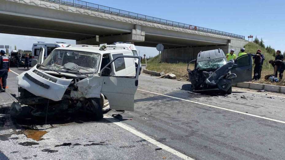 Aksaray’da minibüs ile hafif ticari araç çarpıştı: 3 yaralı