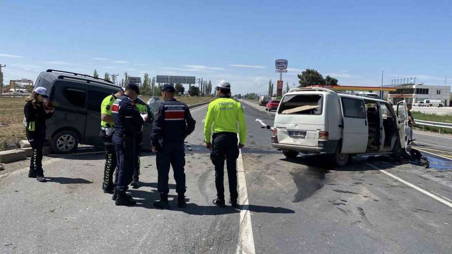 Aksaray’da minibüs ile hafif ticari araç çarpıştı: 3 yaralı