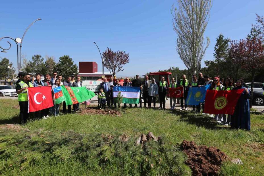 Sivas’ta Türk dünyası öğrencileri fidan dikti