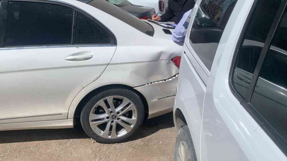 Karaman’da freni boşan hafif ticari aracın 2 otomobile çarpması kamerada