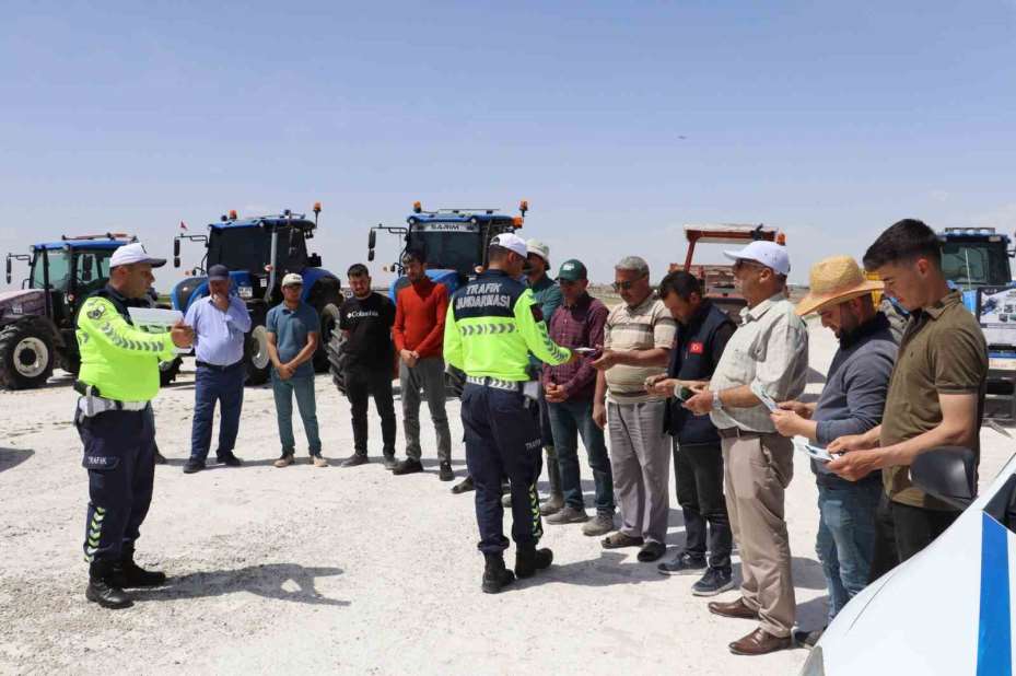 Aksaray’da jandarmadan çiftçilere eğitim, traktörlere reflektör