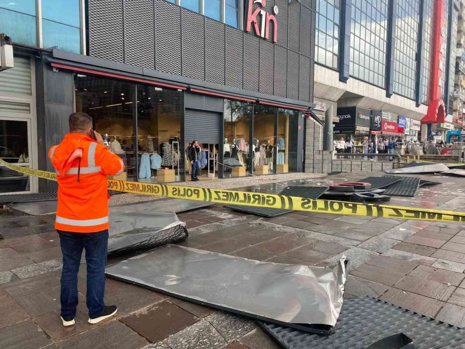 Ankara’da fırtına mağazanın tabelasını uçurdu
