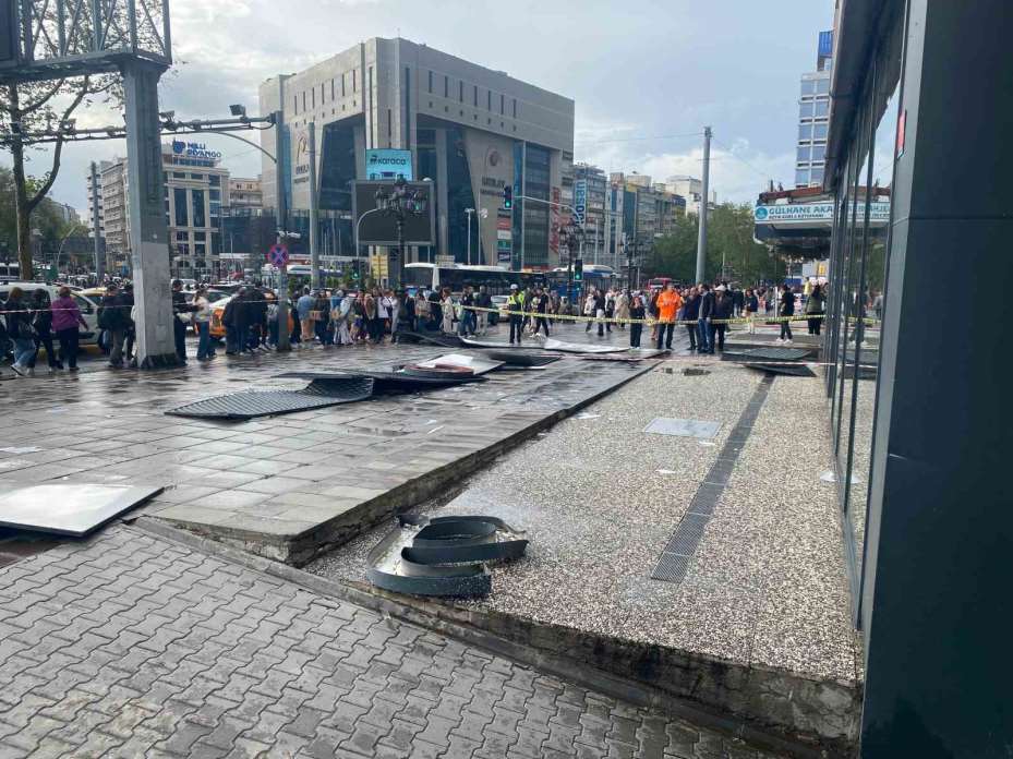 Ankara’da fırtına mağazanın tabelasını uçurdu
