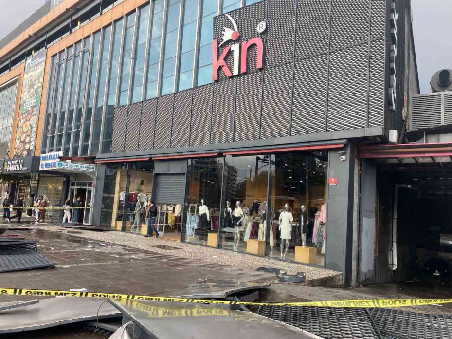 Ankara’da fırtına mağazanın tabelasını uçurdu