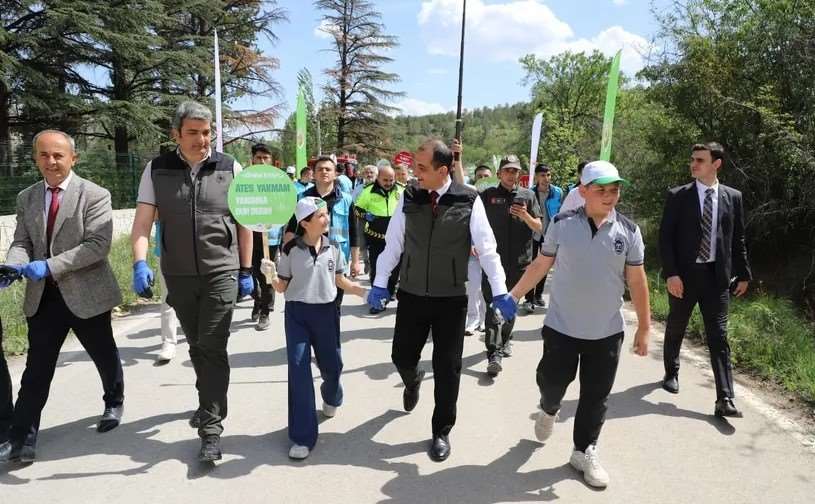 Çankırı’da protokol ve vatandaşlar ormanlarda çöp topladı