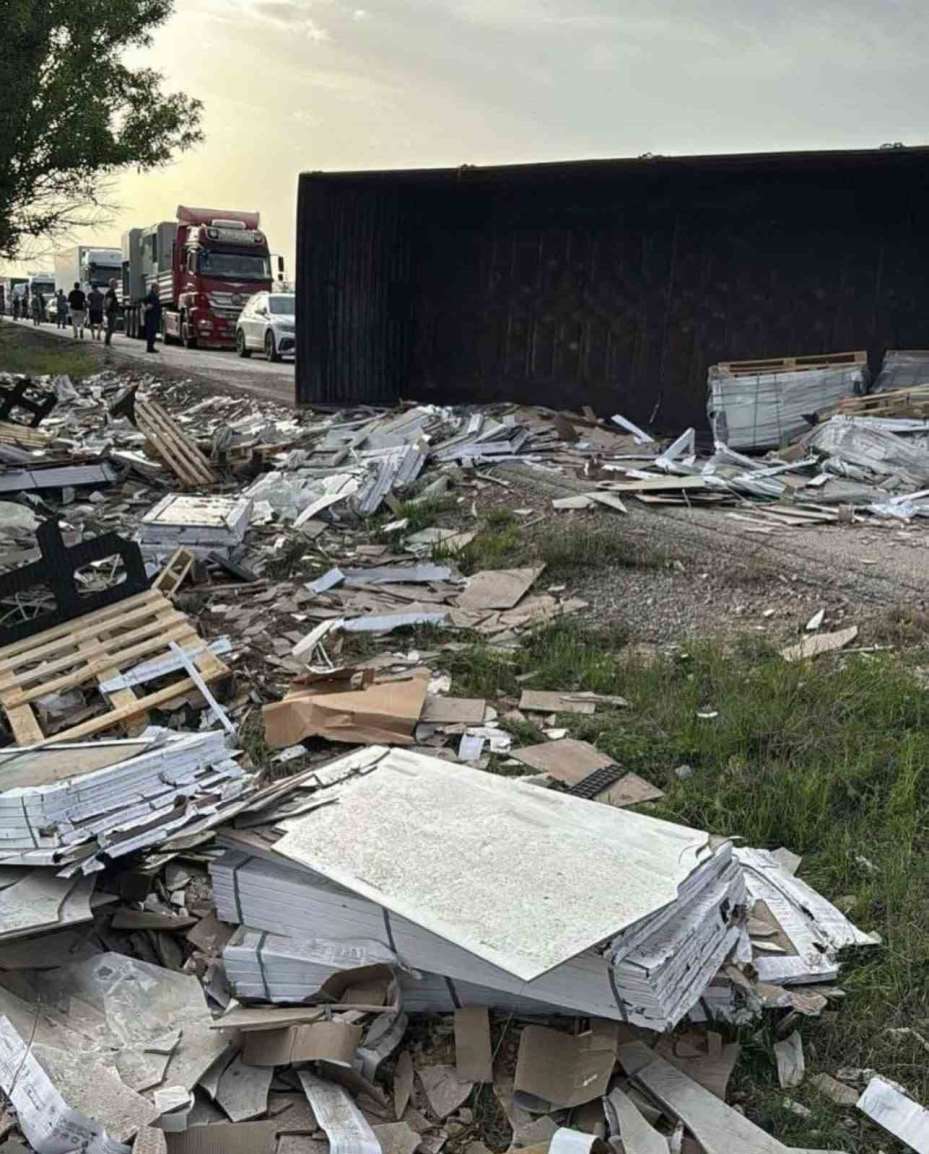 Ankara’da seyir halindeki tır devrildi: 1 yaralı