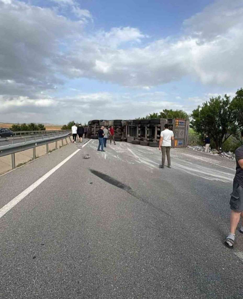 Ankara’da seyir halindeki tır devrildi: 1 yaralı