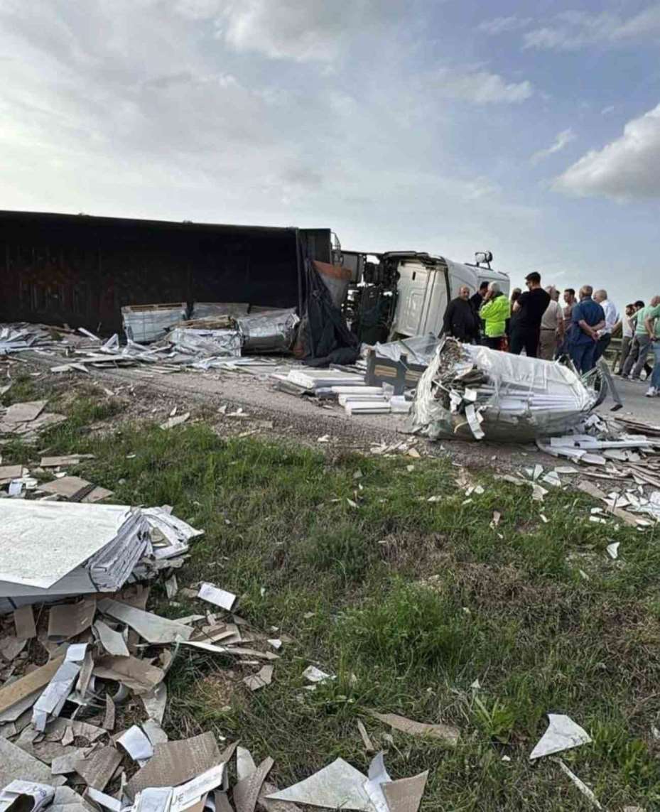 Ankara’da seyir halindeki tır devrildi: 1 yaralı