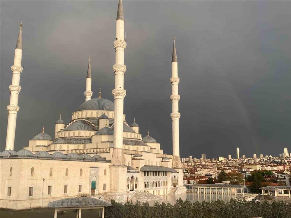 Ankara semaları gökkuşağı ile renklendi