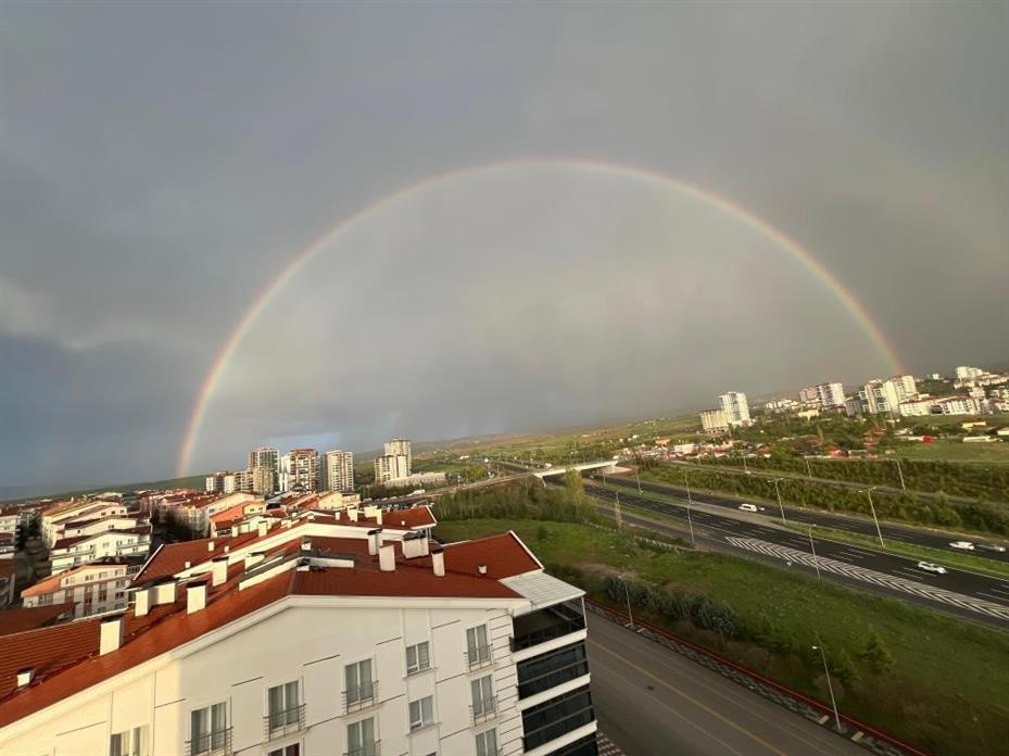 Ankara semaları gökkuşağı ile renklendi