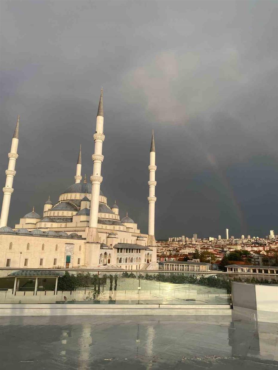 Ankara semaları gökkuşağı ile renklendi