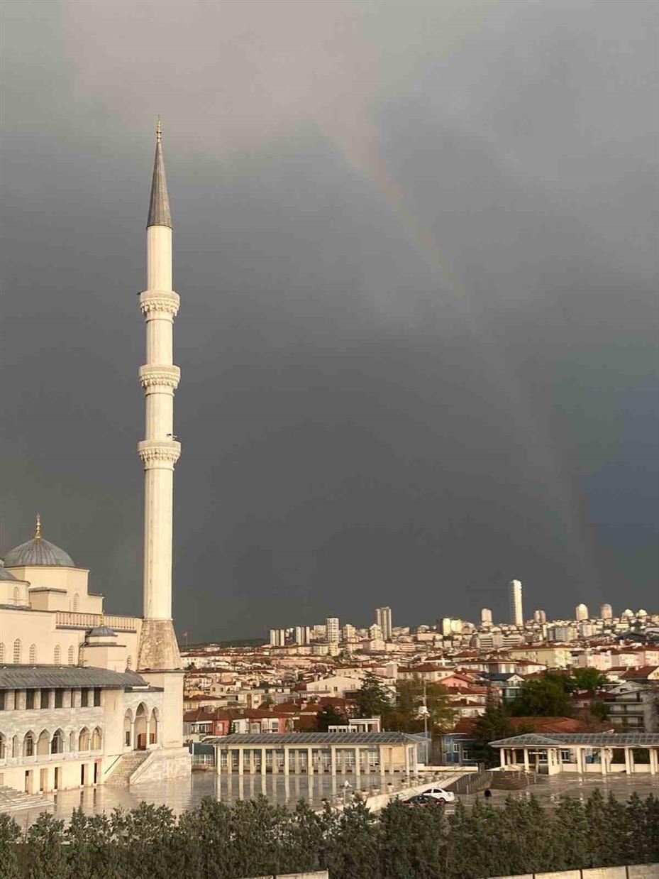 Ankara semaları gökkuşağı ile renklendi