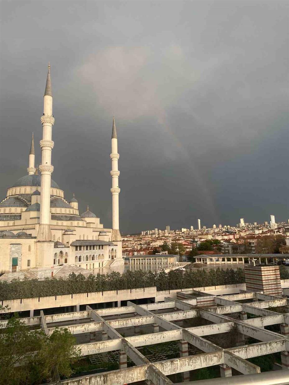 Ankara semaları gökkuşağı ile renklendi