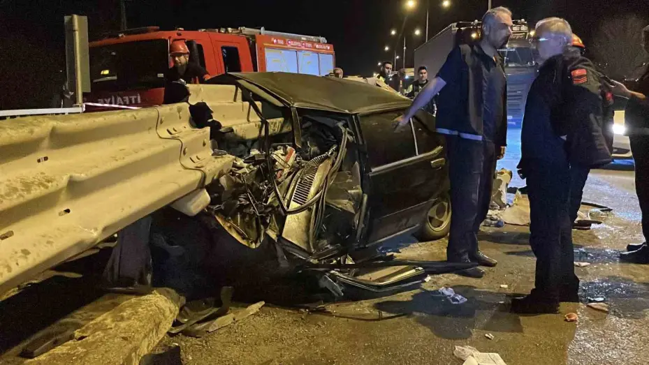 Sivas’ta feci kaza: Tofaş bariyere ok gibi saplandı, sürücüsü yaralandı