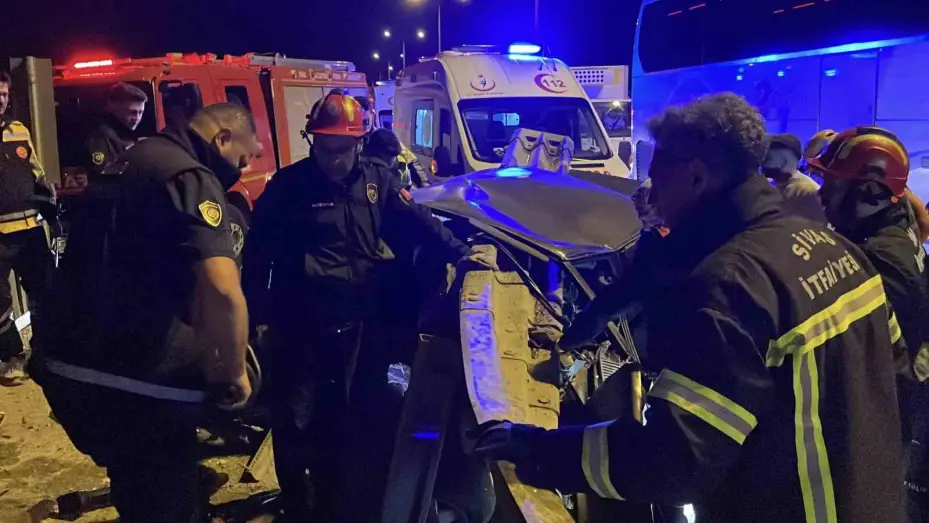 Sivas’ta feci kaza: Tofaş bariyere ok gibi saplandı, sürücüsü yaralandı