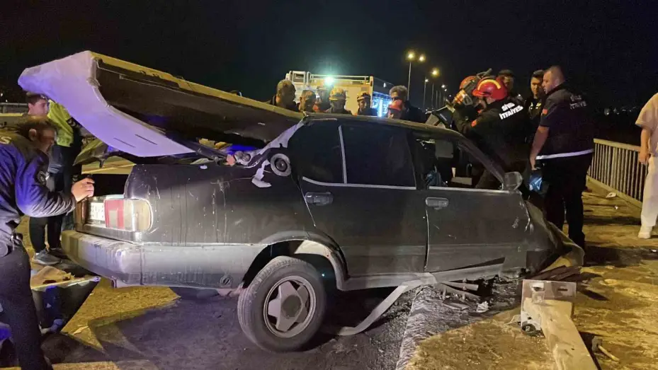 Sivas’ta feci kaza: Tofaş bariyere ok gibi saplandı, sürücüsü yaralandı